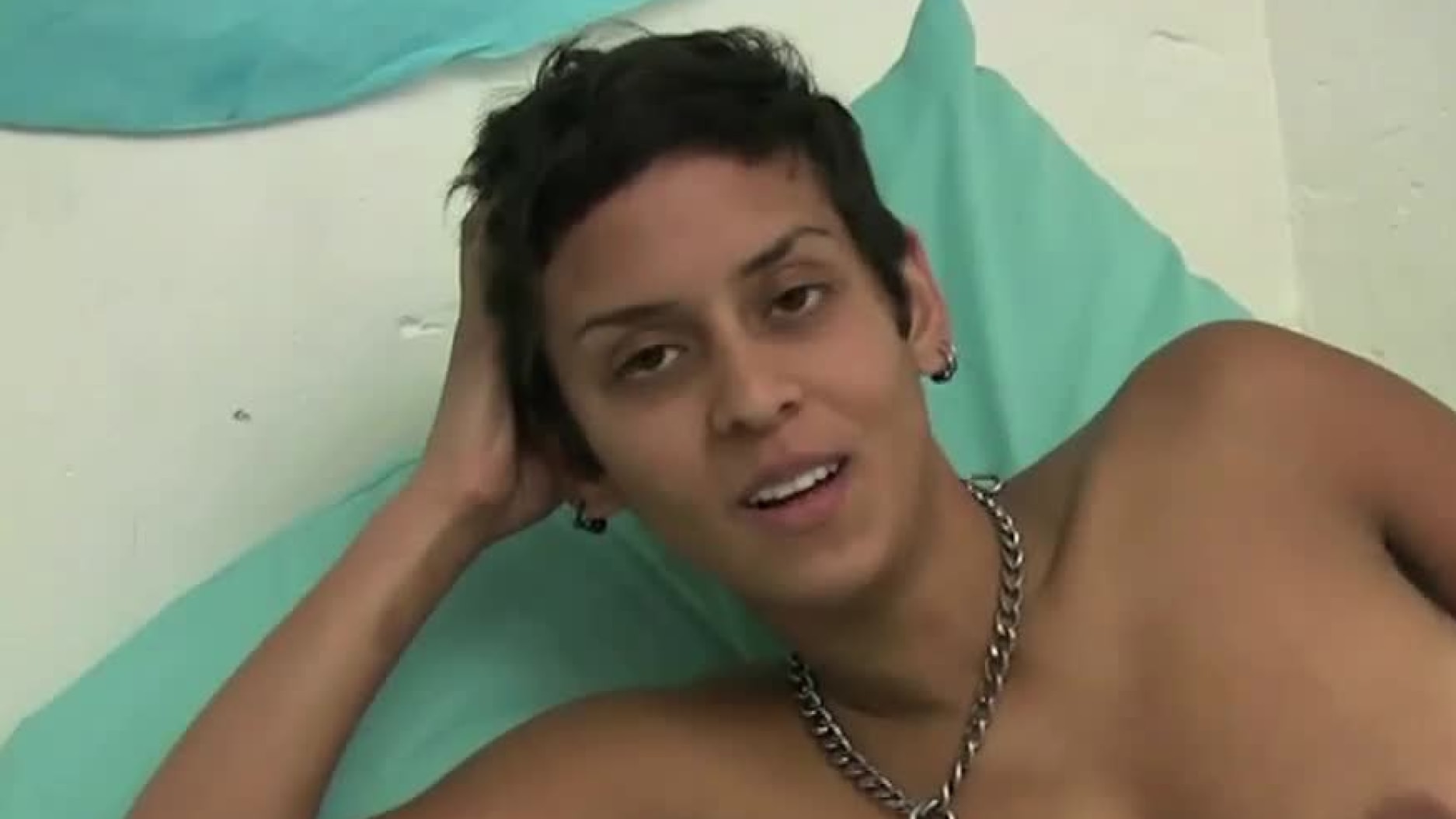 Spreading those Amazing Legs