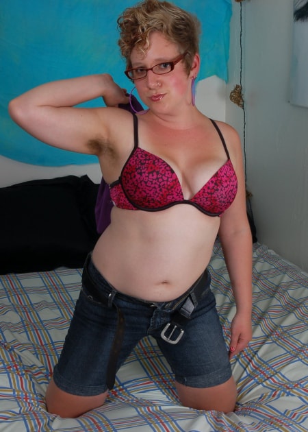 Ava squirts on the bed