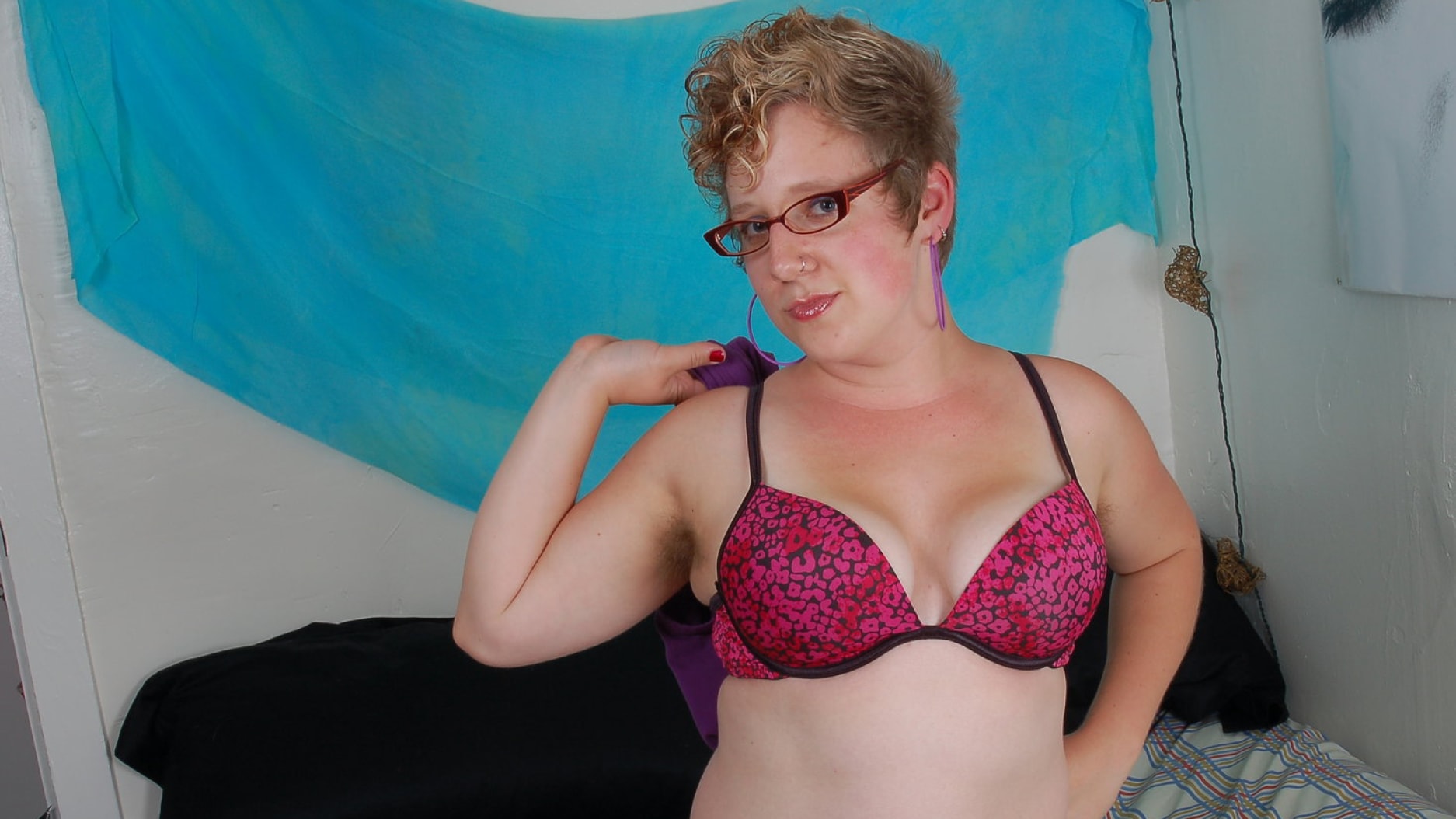 Ava squirts on the bed