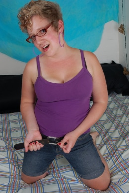 Ava squirts on the bed