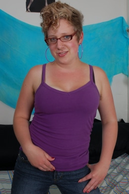 Ava squirts on the bed