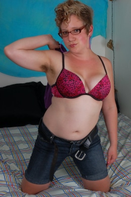 Ava squirts on the bed